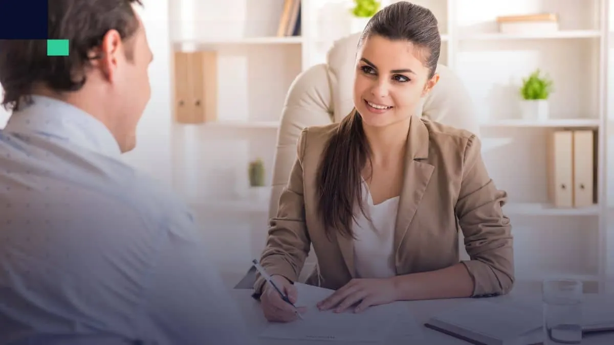 ¿Qué es una entrevista semiestructurada y cómo usarla en una tesis?
